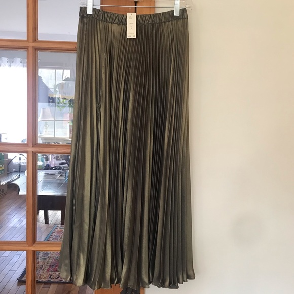NWT Anthropologie Skirt Set. Metallic gold color - Picture 6 of 13